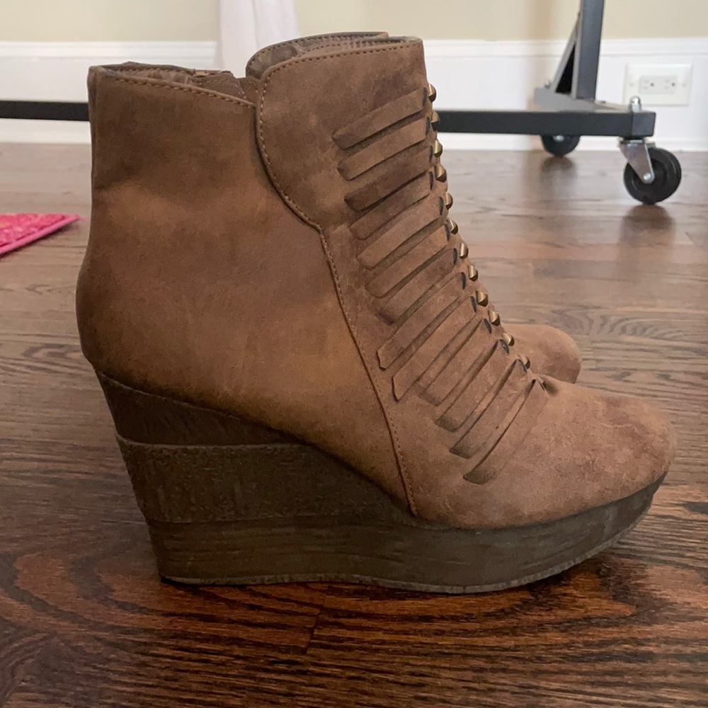 Size 9! Wedged booties!